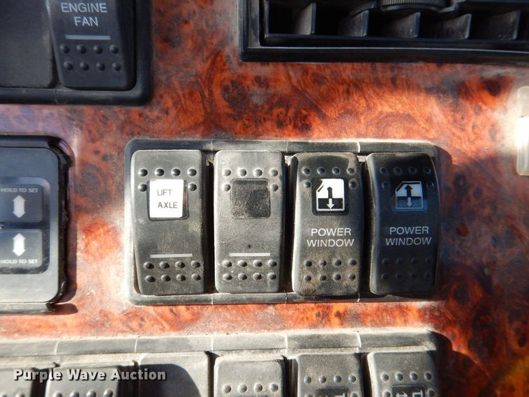 image for item MJ9982 2007 Western Star 4900  semi truck