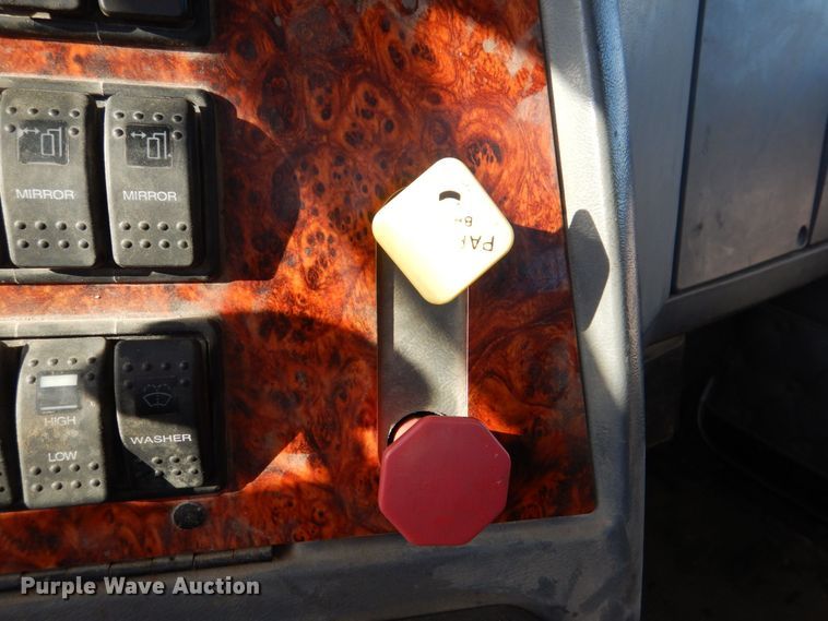 image for item MJ9982 2007 Western Star 4900  semi truck