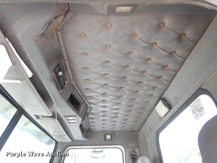 image for item MJ9982 2007 Western Star 4900  semi truck