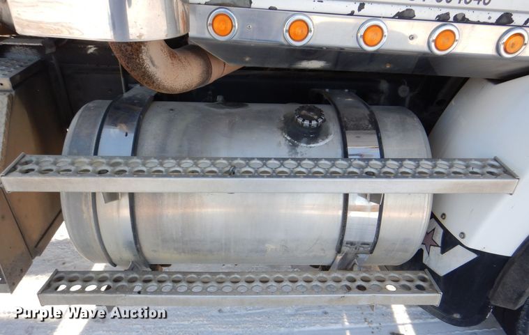 image for item MJ9982 2007 Western Star 4900  semi truck