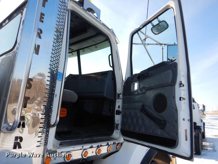 image for item MJ9982 2007 Western Star 4900  semi truck