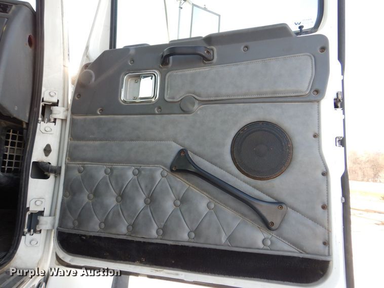 image for item MJ9982 2007 Western Star 4900  semi truck