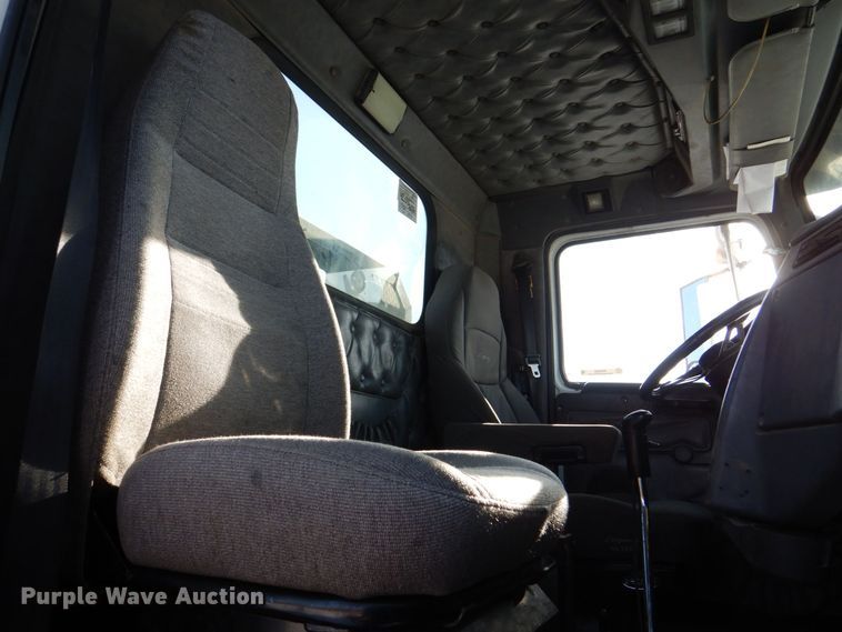 image for item MJ9982 2007 Western Star 4900  semi truck