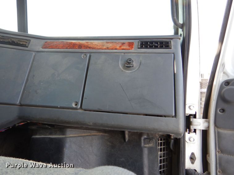 image for item MJ9982 2007 Western Star 4900  semi truck