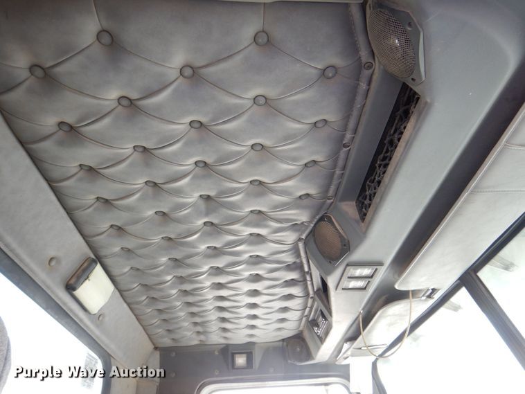 image for item MJ9982 2007 Western Star 4900  semi truck