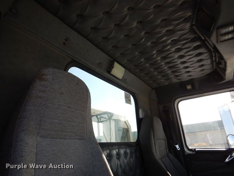 image for item MJ9982 2007 Western Star 4900  semi truck