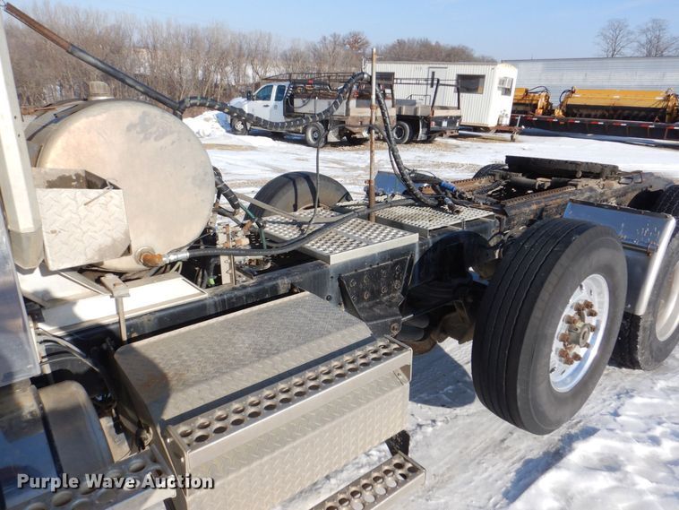 image for item MJ9982 2007 Western Star 4900  semi truck