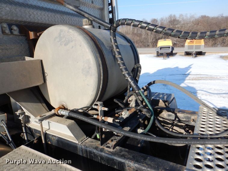 image for item MJ9982 2007 Western Star 4900  semi truck