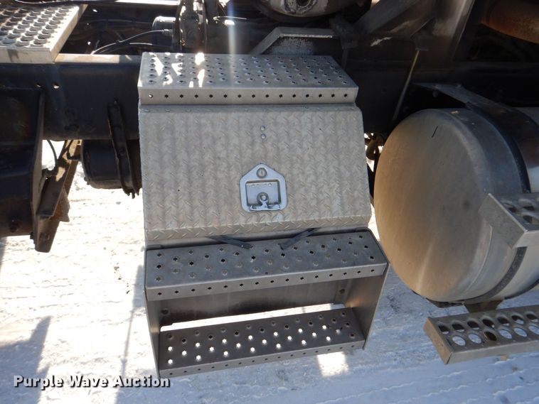 image for item MJ9982 2007 Western Star 4900  semi truck