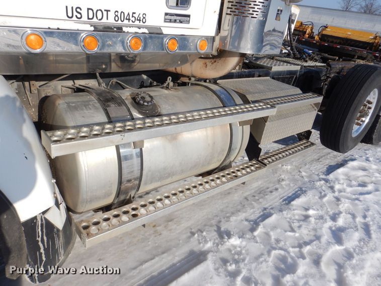 image for item MJ9982 2007 Western Star 4900  semi truck