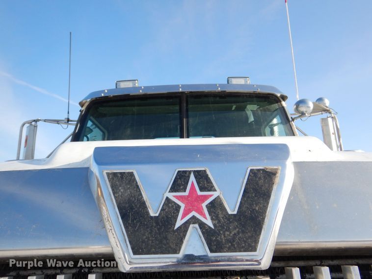 image for item MJ9982 2007 Western Star 4900  semi truck