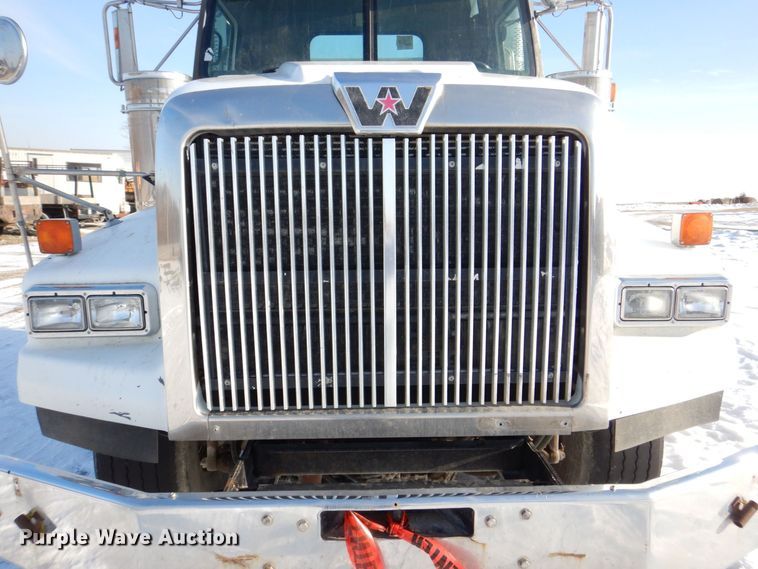 image for item MJ9982 2007 Western Star 4900  semi truck