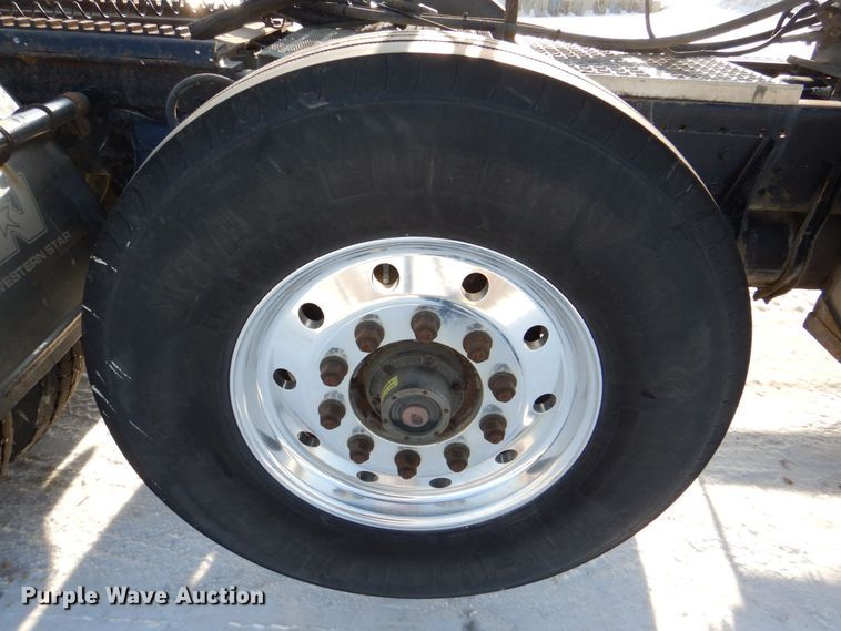 image for item MJ9982 2007 Western Star 4900  semi truck