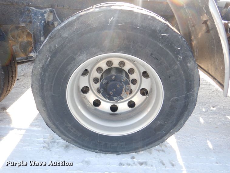 image for item MJ9982 2007 Western Star 4900  semi truck