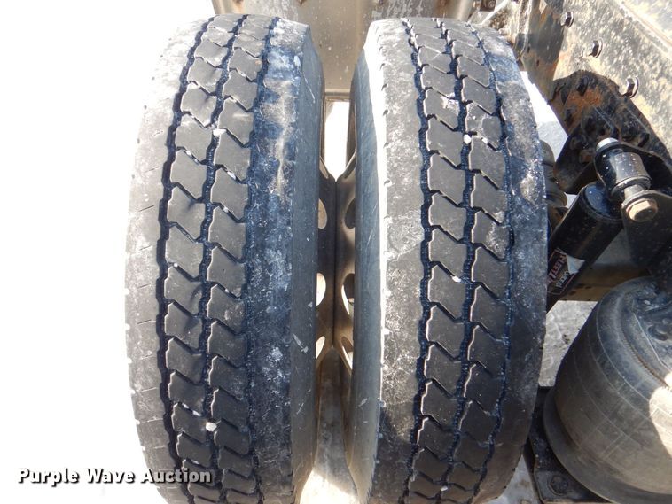 image for item MJ9982 2007 Western Star 4900  semi truck