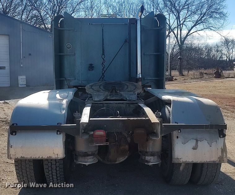 image for item MM9956 1993 Freightliner FLD  semi truck