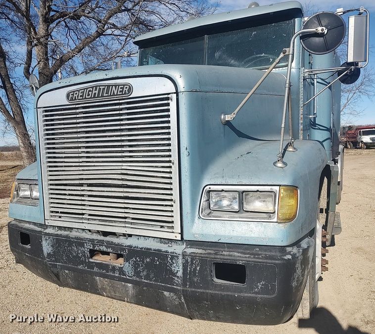 image for item MM9956 1993 Freightliner FLD  semi truck