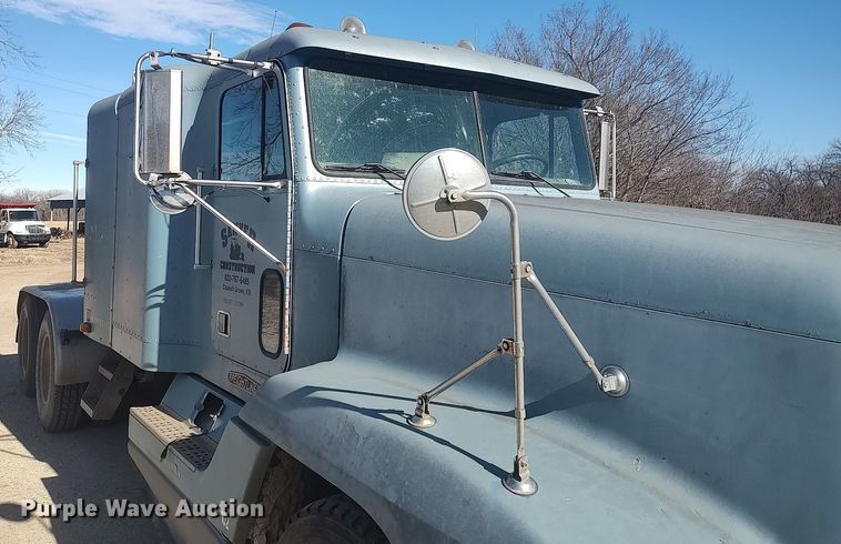 image for item MM9956 1993 Freightliner FLD  semi truck