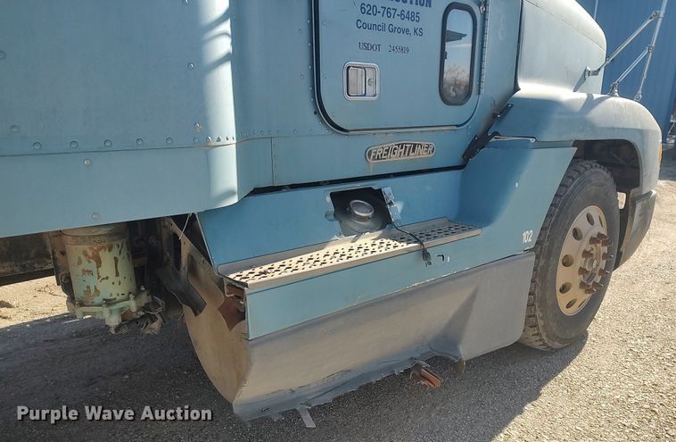 image for item MM9956 1993 Freightliner FLD  semi truck