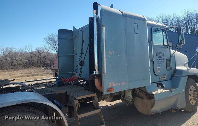 image for item MM9956 1993 Freightliner FLD  semi truck