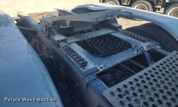 image for item MM9956 1993 Freightliner FLD  semi truck