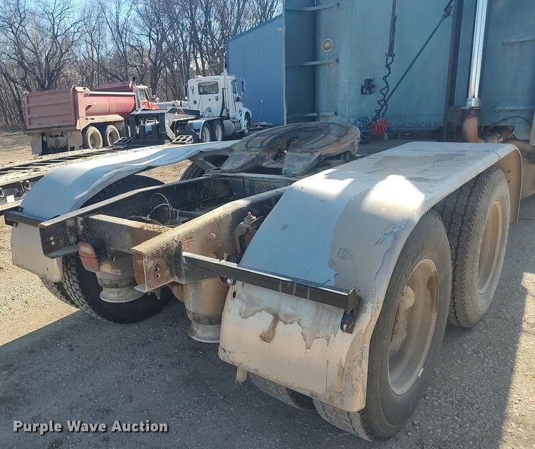 image for item MM9956 1993 Freightliner FLD  semi truck