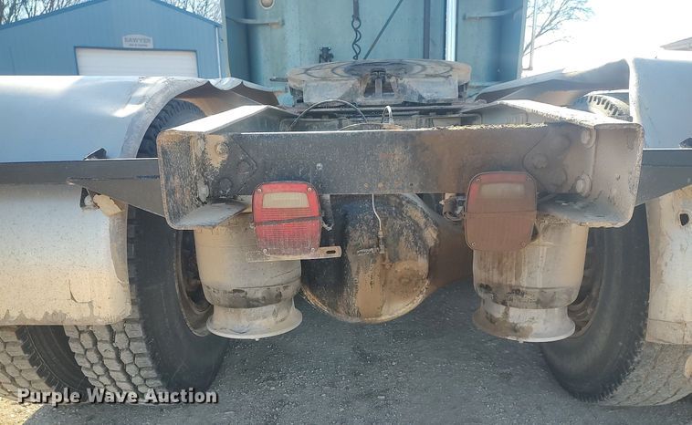 image for item MM9956 1993 Freightliner FLD  semi truck