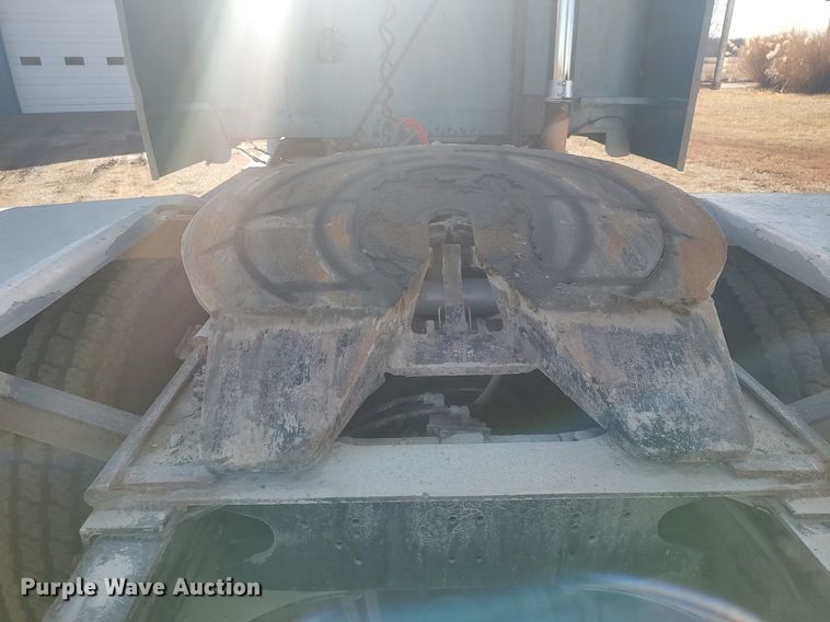 image for item MM9956 1993 Freightliner FLD  semi truck