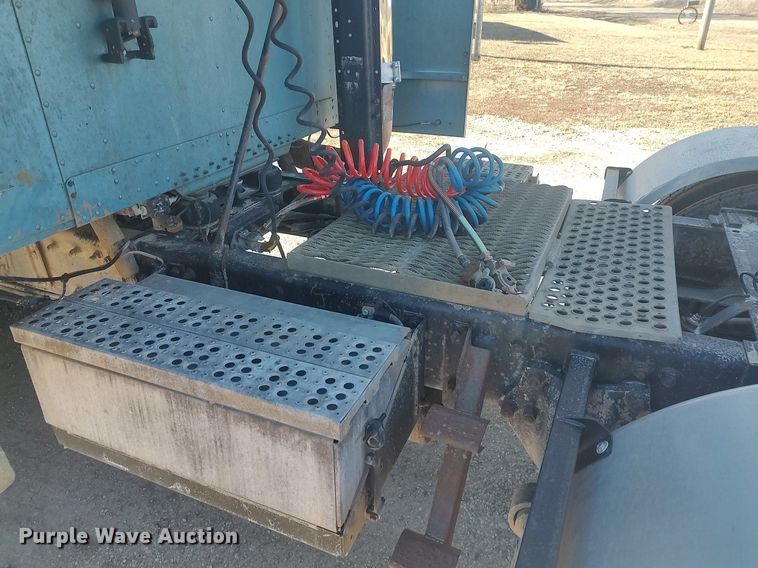 image for item MM9956 1993 Freightliner FLD  semi truck