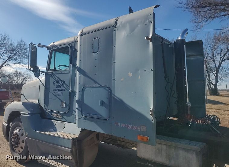 image for item MM9956 1993 Freightliner FLD  semi truck