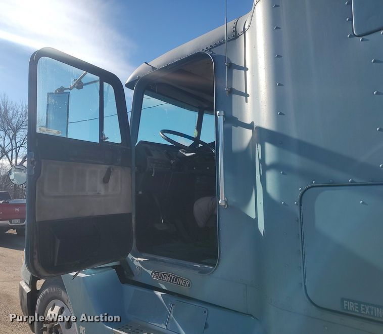 image for item MM9956 1993 Freightliner FLD  semi truck