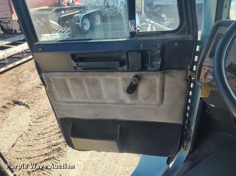 image for item MM9956 1993 Freightliner FLD  semi truck