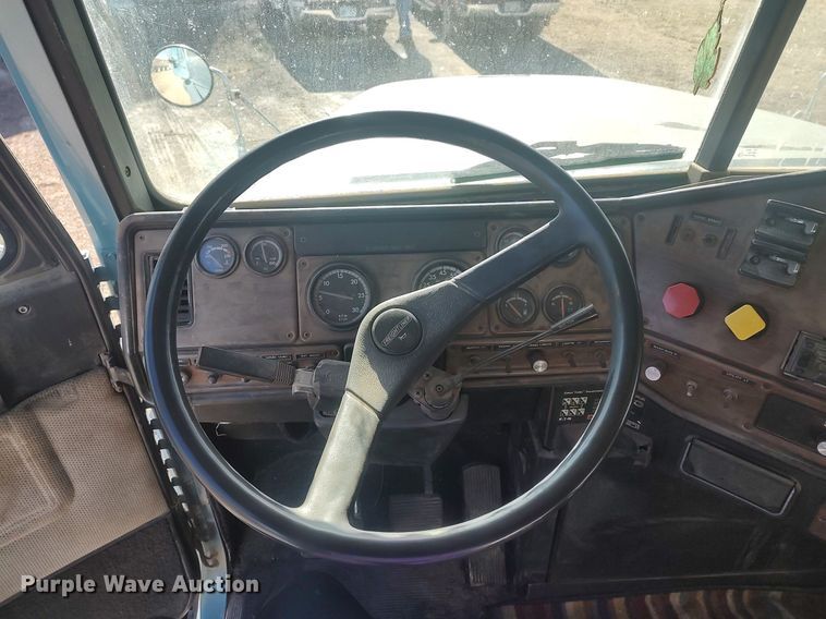image for item MM9956 1993 Freightliner FLD  semi truck