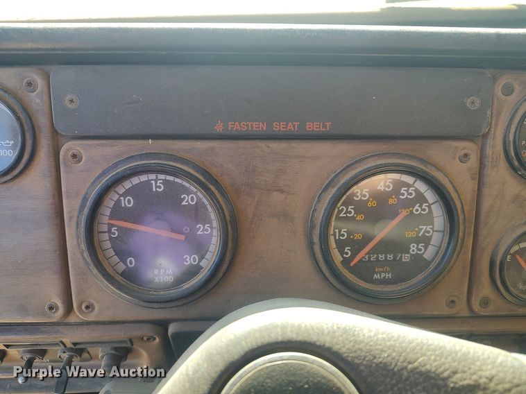 image for item MM9956 1993 Freightliner FLD  semi truck