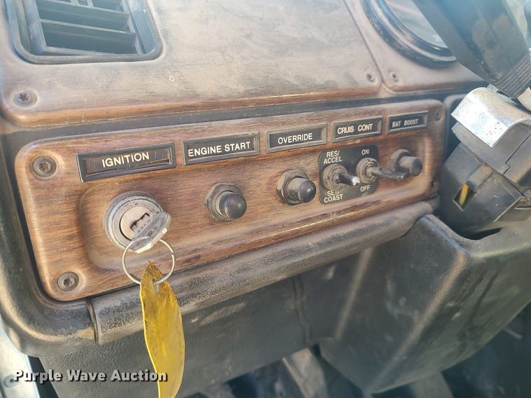 image for item MM9956 1993 Freightliner FLD  semi truck