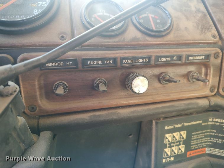 image for item MM9956 1993 Freightliner FLD  semi truck