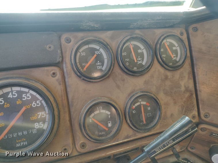 image for item MM9956 1993 Freightliner FLD  semi truck