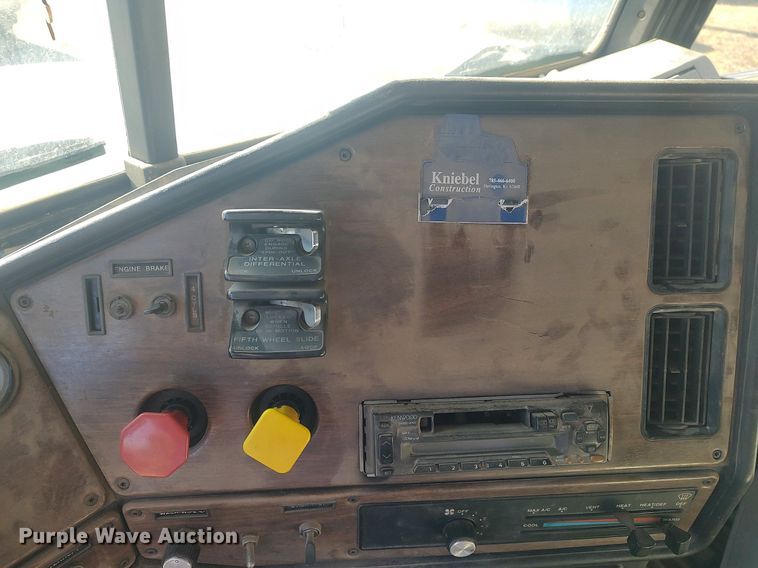 image for item MM9956 1993 Freightliner FLD  semi truck