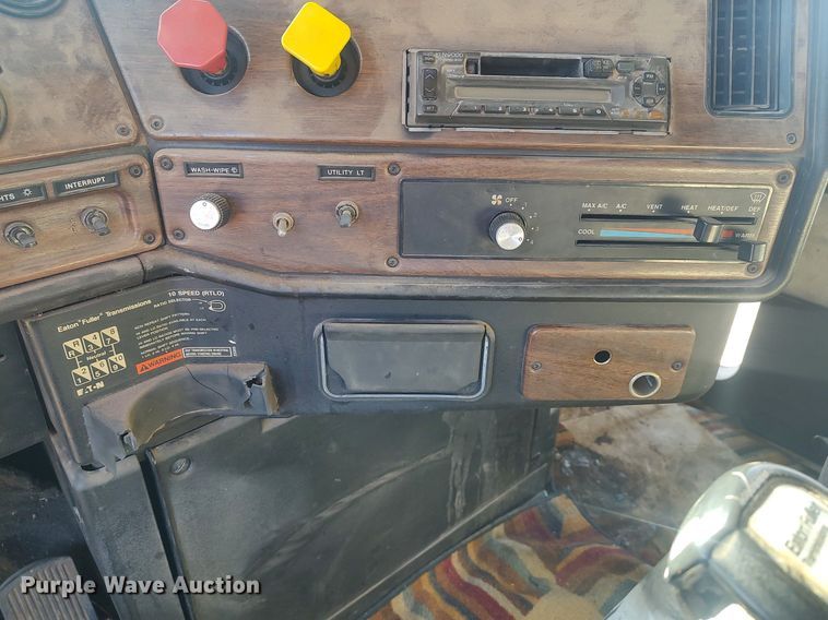 image for item MM9956 1993 Freightliner FLD  semi truck