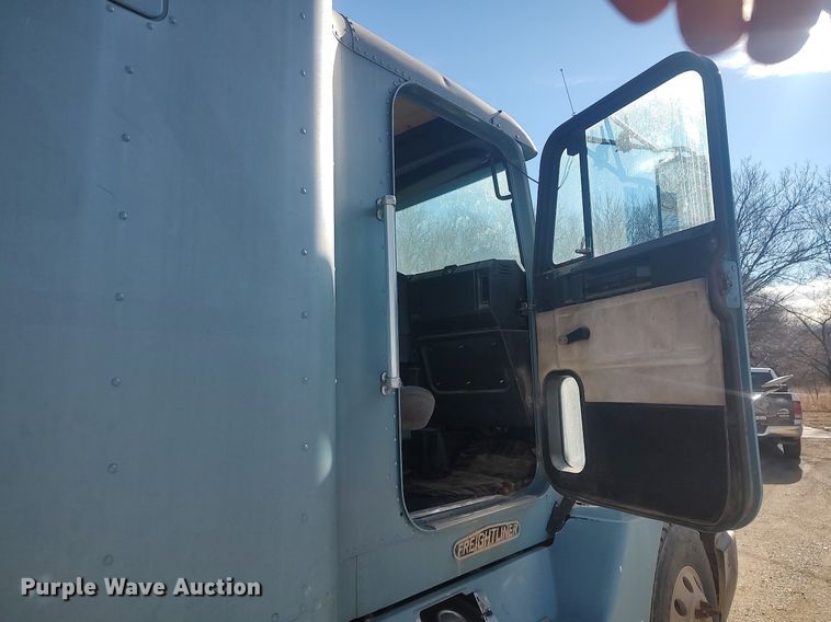 image for item MM9956 1993 Freightliner FLD  semi truck