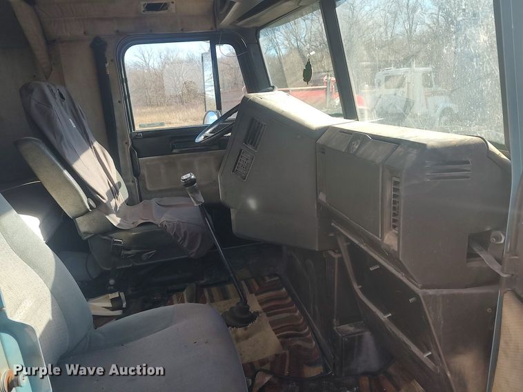 image for item MM9956 1993 Freightliner FLD  semi truck