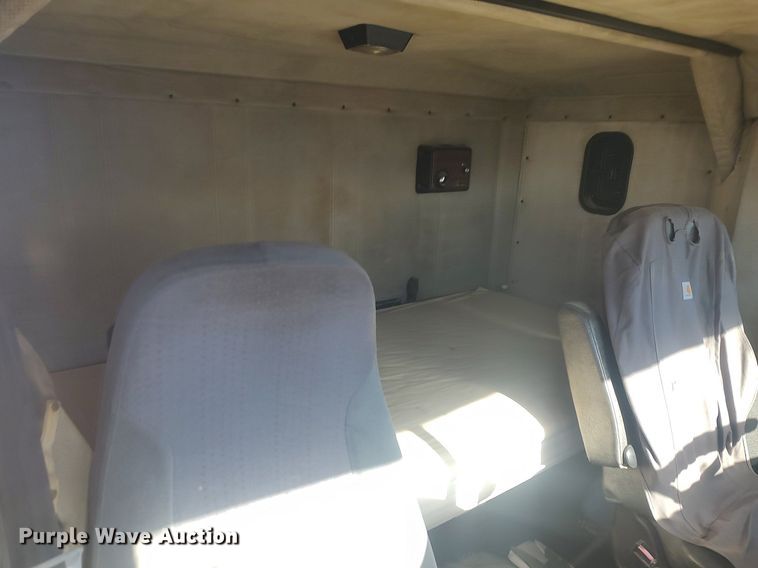 image for item MM9956 1993 Freightliner FLD  semi truck