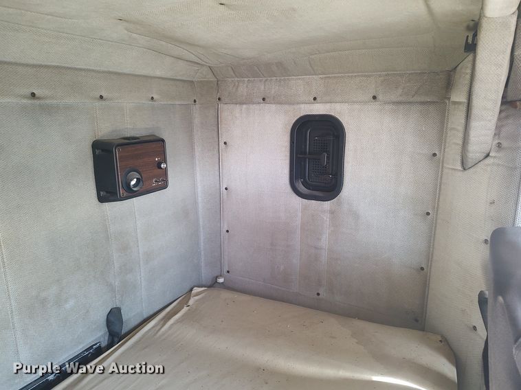 image for item MM9956 1993 Freightliner FLD  semi truck