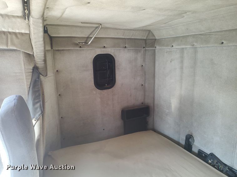 image for item MM9956 1993 Freightliner FLD  semi truck