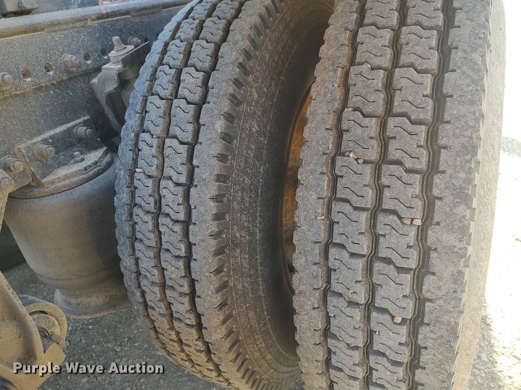 image for item MM9956 1993 Freightliner FLD  semi truck