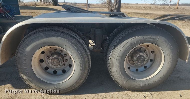 image for item MM9956 1993 Freightliner FLD  semi truck