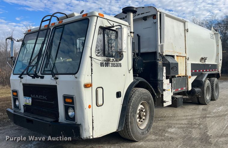 image for item MW9449 2007 Mack LE613 refuse truck