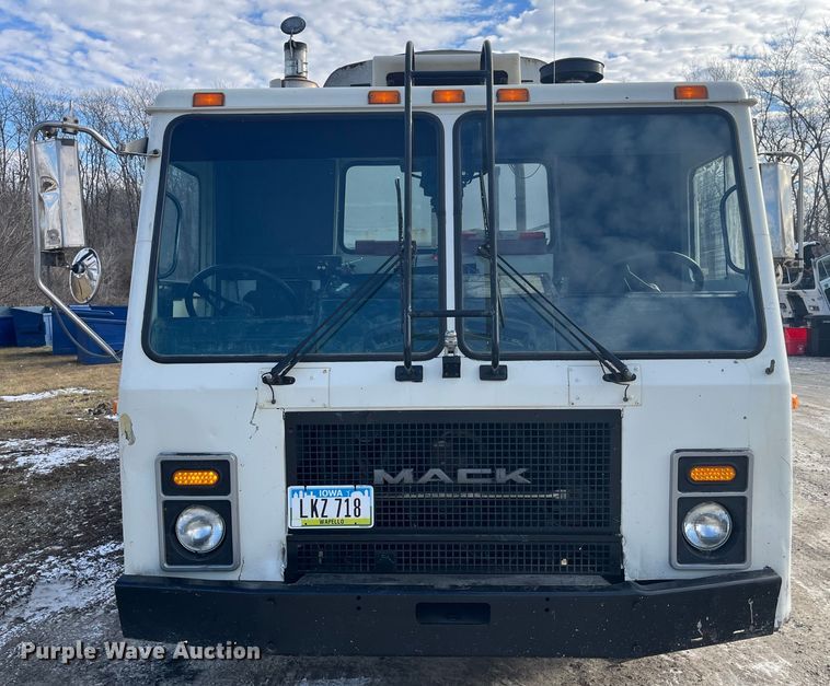 image for item MW9449 2007 Mack LE613 refuse truck