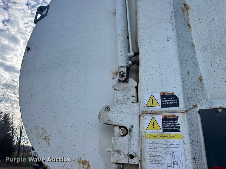 image for item MW9449 2007 Mack LE613 refuse truck