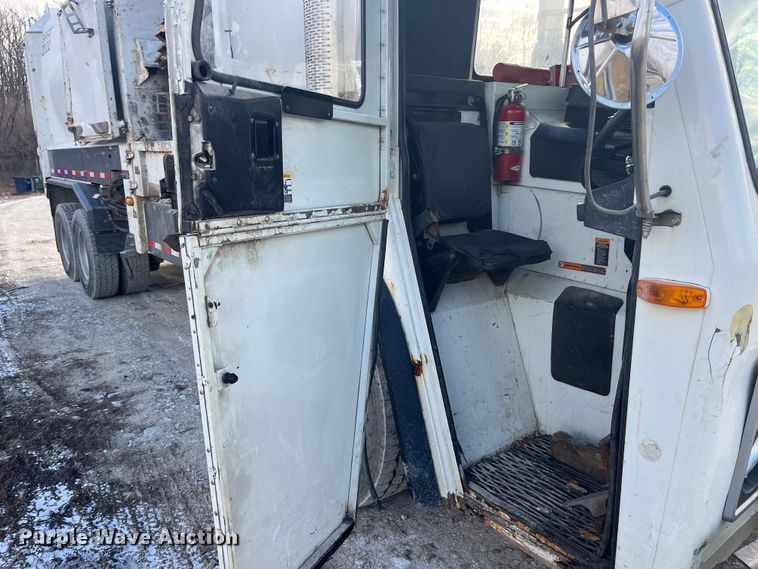 image for item MW9449 2007 Mack LE613 refuse truck